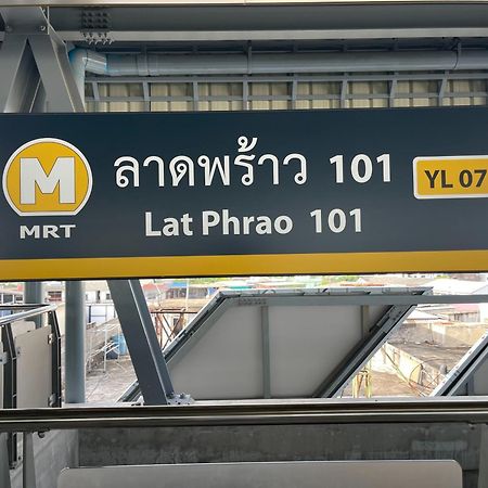 Metro Point Bangkok Hotell Exteriör bild