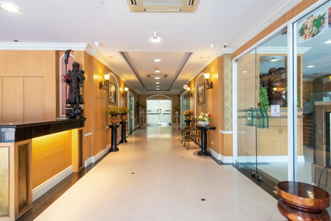 Metro Point Bangkok Hotell Exteriör bild