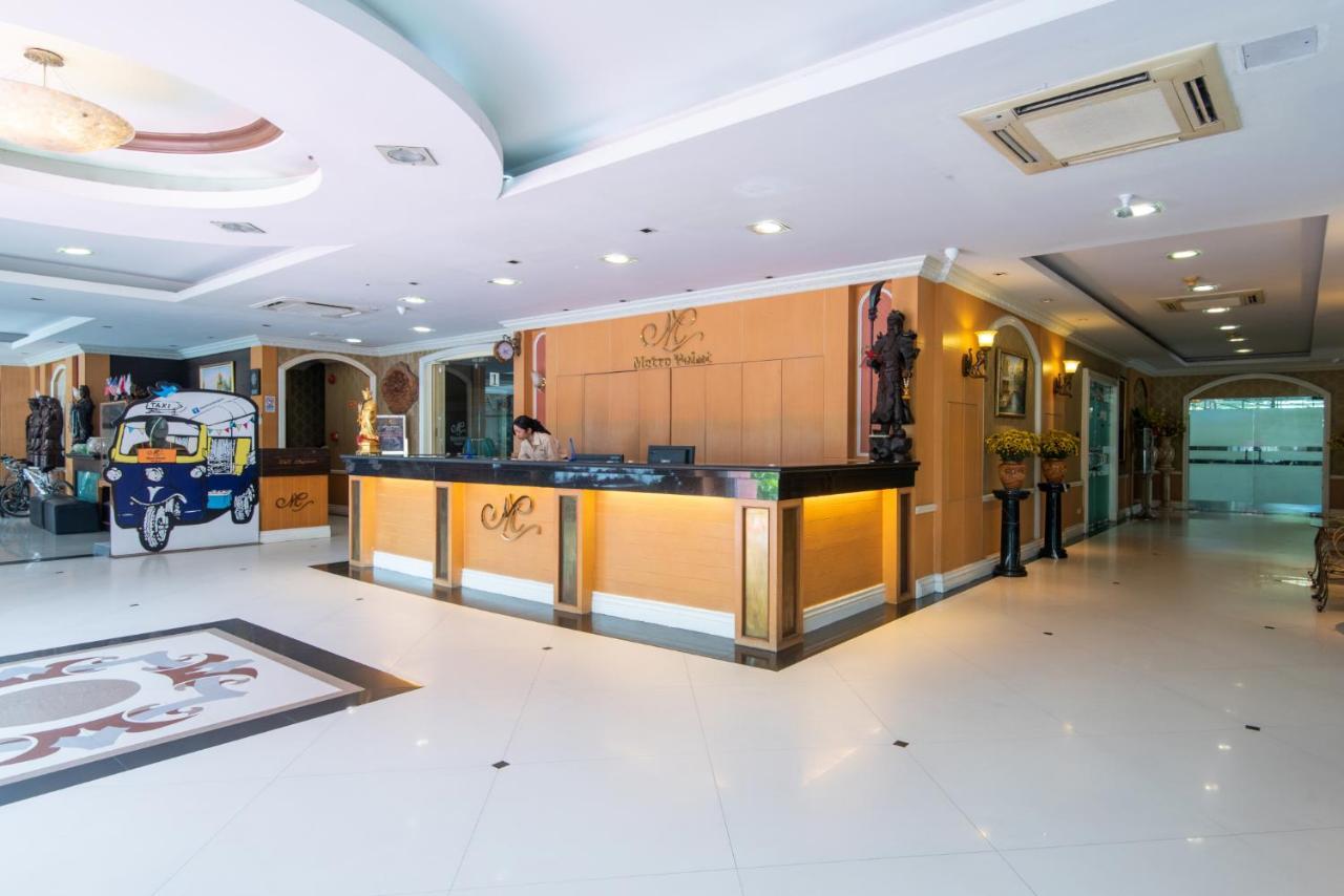 Metro Point Bangkok Hotell Exteriör bild