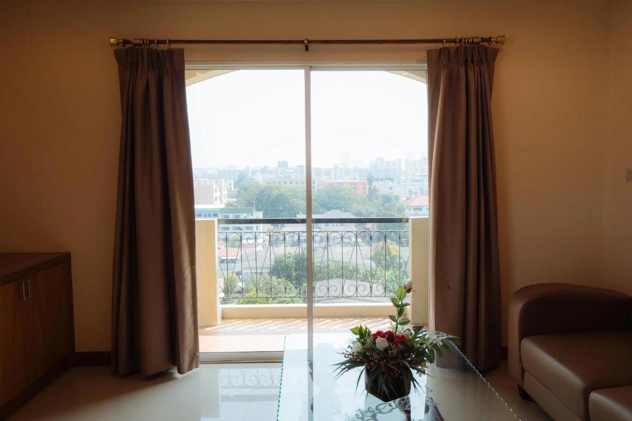Metro Point Bangkok Hotell Exteriör bild