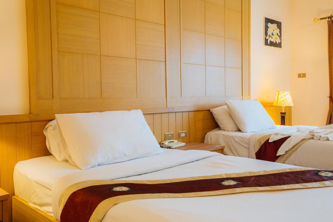 Metro Point Bangkok Hotell Exteriör bild